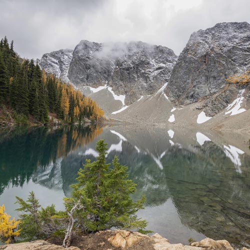 Pacific Northwest lake in the fall
